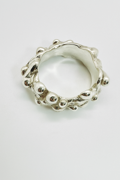 Pebbles cluster ring
